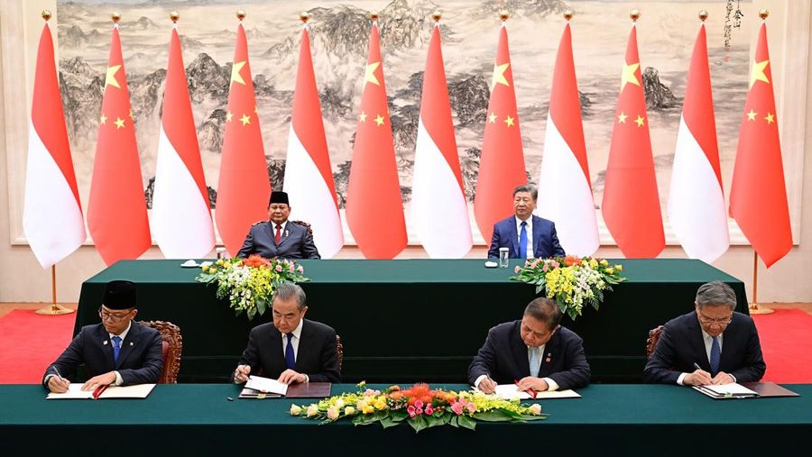 Prabowo Subianto bersama Xi Jinping menyaksikan penandatanganan 7 kesepakatan kerja sama antara Indonesia dan Tiongkok. (Dok. Muchlis Jr-Biro Pers Sekretariat Presiden)