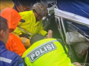 4 Mobil Derek Dikerahkan untuk Evakuasi Tabrakan Beruntun di Tol Cipularang