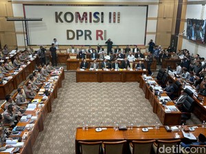 Kapolri Hadiri Rapat Komisi III DPR