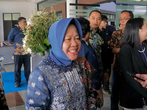ITS Beri Risma dan Eri Cahyadi Penghargaan atas Kontribusi di Surabaya