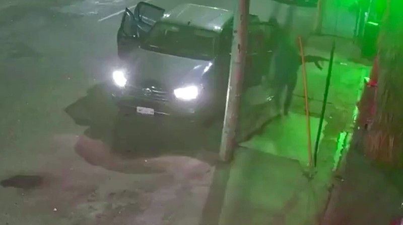 Petugas polisi bekerja di tempat kejadian perkara di mana orang-orang bersenjata memasuki bar dan menewaskan dan melukai beberapa orang, di Santiago de Queretaro, negara bagian Queretaro, Meksiko, 9 November 2024. Petugas polisi bekerja di tempat kejadian perkara di mana orang-orang bersenjata memasuki bar dan menewaskan dan melukai beberapa orang, di Santiago de Queretaro, negara bagian Queretaro, Meksiko, 9 November 2024. (REUTERS/Angel Merida)