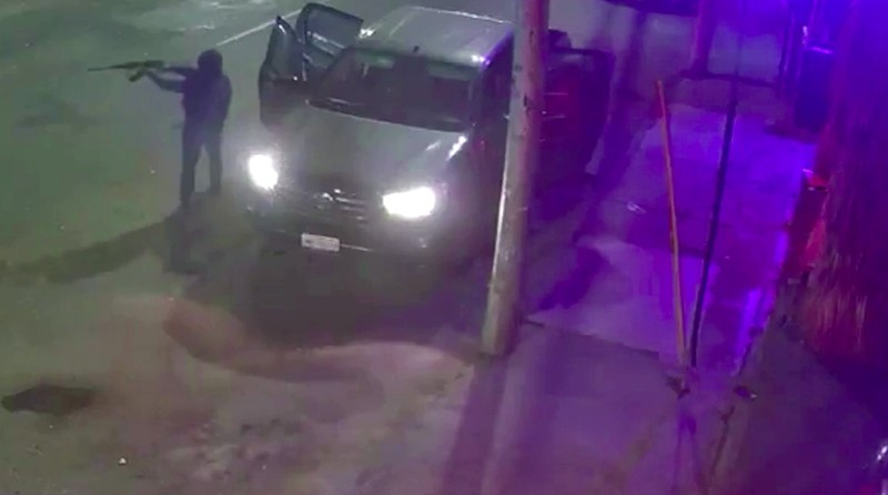 Petugas polisi bekerja di tempat kejadian perkara di mana orang-orang bersenjata memasuki bar dan menewaskan dan melukai beberapa orang, di Santiago de Queretaro, negara bagian Queretaro, Meksiko, 9 November 2024. Petugas polisi bekerja di tempat kejadian perkara di mana orang-orang bersenjata memasuki bar dan menewaskan dan melukai beberapa orang, di Santiago de Queretaro, negara bagian Queretaro, Meksiko, 9 November 2024. (REUTERS/Angel Merida)