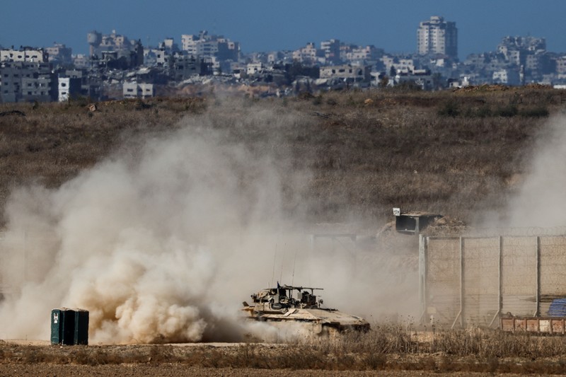 Sebuah tank Israel memasuki Jalur Gaza, di tengah konflik yang sedang berlangsung di Gaza antara Israel dan Hamas, di persimpangan Kerem Shalom di Israel selatan, 11 November 2024. (REUTERS/Amir Cohen) Sebuah tank Israel memasuki Jalur Gaza, di tengah konflik yang sedang berlangsung di Gaza antara Israel dan Hamas, di persimpangan Kerem Shalom di Israel selatan, 11 November 2024. (REUTERS/Amir Cohen)
