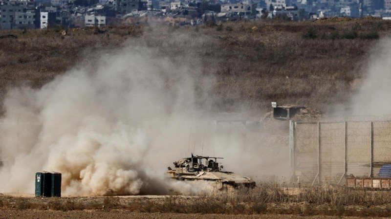 Sebuah tank Israel memasuki Jalur Gaza, di tengah konflik yang sedang berlangsung di Gaza antara Israel dan Hamas, di persimpangan Kerem Shalom di Israel selatan, 11 November 2024. (REUTERS/Amir Cohen)