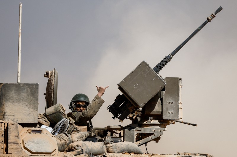 Sebuah tank Israel memasuki Jalur Gaza, di tengah konflik yang sedang berlangsung di Gaza antara Israel dan Hamas, di persimpangan Kerem Shalom di Israel selatan, 11 November 2024. (REUTERS/Amir Cohen) Sebuah tank Israel memasuki Jalur Gaza, di tengah konflik yang sedang berlangsung di Gaza antara Israel dan Hamas, di persimpangan Kerem Shalom di Israel selatan, 11 November 2024. (REUTERS/Amir Cohen)