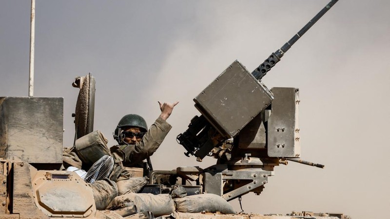 Sebuah tank Israel memasuki Jalur Gaza, di tengah konflik yang sedang berlangsung di Gaza antara Israel dan Hamas, di persimpangan Kerem Shalom di Israel selatan, 11 November 2024. (REUTERS/Amir Cohen)