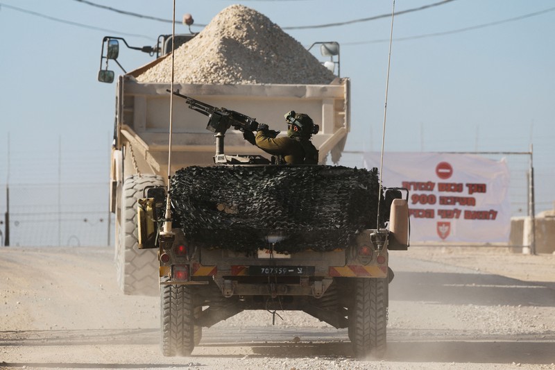 Sebuah tank Israel memasuki Jalur Gaza, di tengah konflik yang sedang berlangsung di Gaza antara Israel dan Hamas, di persimpangan Kerem Shalom di Israel selatan, 11 November 2024. (REUTERS/Amir Cohen) Sebuah tank Israel memasuki Jalur Gaza, di tengah konflik yang sedang berlangsung di Gaza antara Israel dan Hamas, di persimpangan Kerem Shalom di Israel selatan, 11 November 2024. (REUTERS/Amir Cohen)