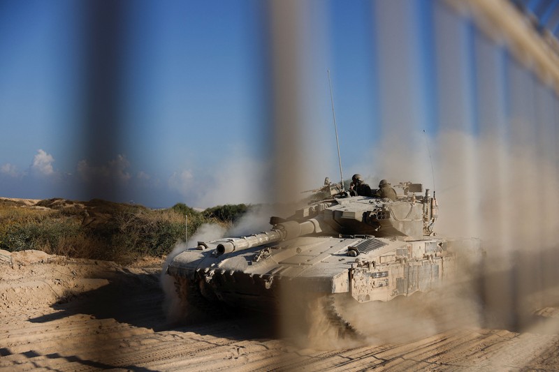 Sebuah tank Israel memasuki Jalur Gaza, di tengah konflik yang sedang berlangsung di Gaza antara Israel dan Hamas, di persimpangan Kerem Shalom di Israel selatan, 11 November 2024. (REUTERS/Amir Cohen) Sebuah tank Israel memasuki Jalur Gaza, di tengah konflik yang sedang berlangsung di Gaza antara Israel dan Hamas, di persimpangan Kerem Shalom di Israel selatan, 11 November 2024. (REUTERS/Amir Cohen)