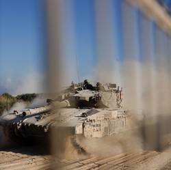 Potret Tank Israel Wara-wiri di Gaza, Bebas Tembak Sana-sini