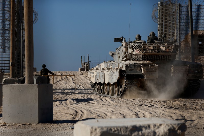 Sebuah tank Israel memasuki Jalur Gaza, di tengah konflik yang sedang berlangsung di Gaza antara Israel dan Hamas, di persimpangan Kerem Shalom di Israel selatan, 11 November 2024. (REUTERS/Amir Cohen) Sebuah tank Israel memasuki Jalur Gaza, di tengah konflik yang sedang berlangsung di Gaza antara Israel dan Hamas, di persimpangan Kerem Shalom di Israel selatan, 11 November 2024. (REUTERS/Amir Cohen)