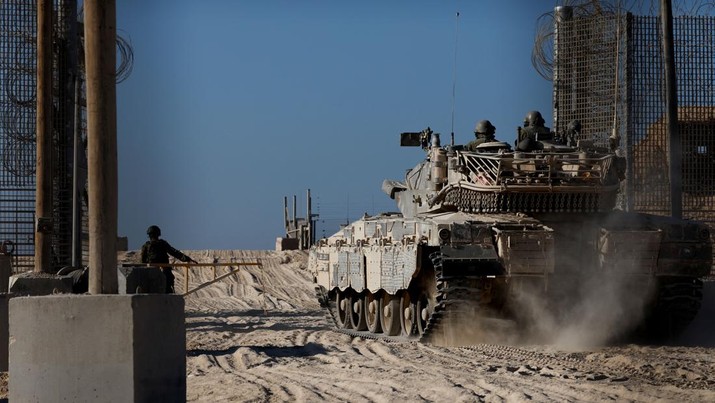 Sebuah tank Israel memasuki Jalur Gaza, di tengah konflik yang sedang berlangsung di Gaza antara Israel dan Hamas, di persimpangan Kerem Shalom di Israel selatan, 11 November 2024. (REUTERS/Amir Cohen)