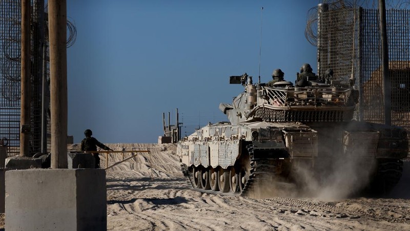 Sebuah tank Israel memasuki Jalur Gaza, di tengah konflik yang sedang berlangsung di Gaza antara Israel dan Hamas, di persimpangan Kerem Shalom di Israel selatan, 11 November 2024. (REUTERS/Amir Cohen)