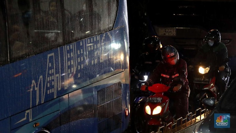 Sejumlah kendaraan menerobos hujan saat jam pulang kerja di Kawasan Mampang Prapatan, Jakarta. Senin, (11/11/2024). (CNBC Indonesia/Muhammad Sabki)