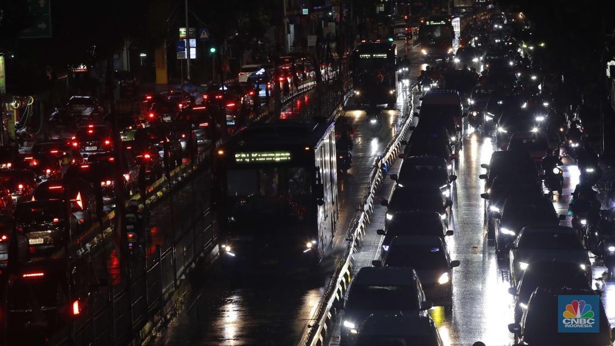Jakarta Tersendat: Kacau Balau di Tengah Hujan Saat Jam Pulang!