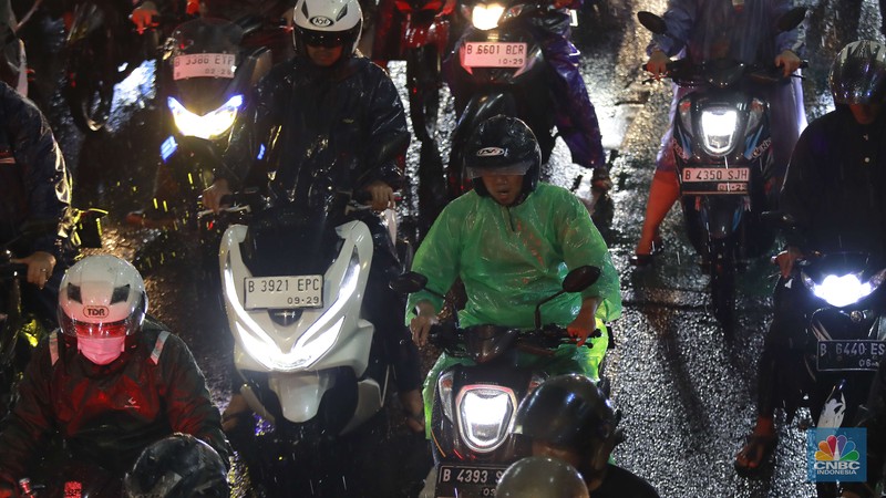 Sejumlah kendaraan menerobos hujan saat jam pulang kerja di Kawasan Mampang Prapatan, Jakarta. Senin, (11/11/2024). (CNBC Indonesia/Muhammad Sabki) Sejumlah kendaraan menerobos hujan saat jam pulang kerja di Kawasan Mampang Prapatan, Jakarta. Senin, (11/11/2024). (CNBC Indonesia/Muhammad Sabki)