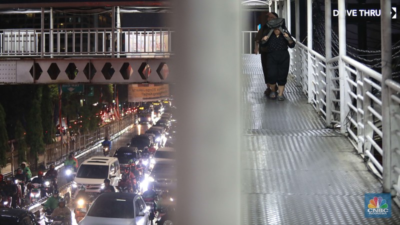 Sejumlah kendaraan menerobos hujan saat jam pulang kerja di Kawasan Mampang Prapatan, Jakarta. Senin, (11/11/2024). (CNBC Indonesia/Muhammad Sabki)