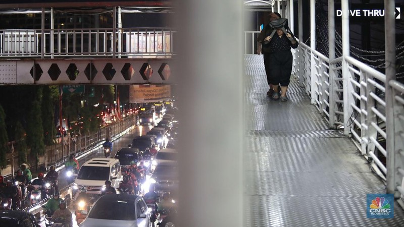 Sejumlah kendaraan menerobos hujan saat jam pulang kerja di Kawasan Mampang Prapatan, Jakarta. Senin, (11/11/2024). (CNBC Indonesia/Muhammad Sabki)