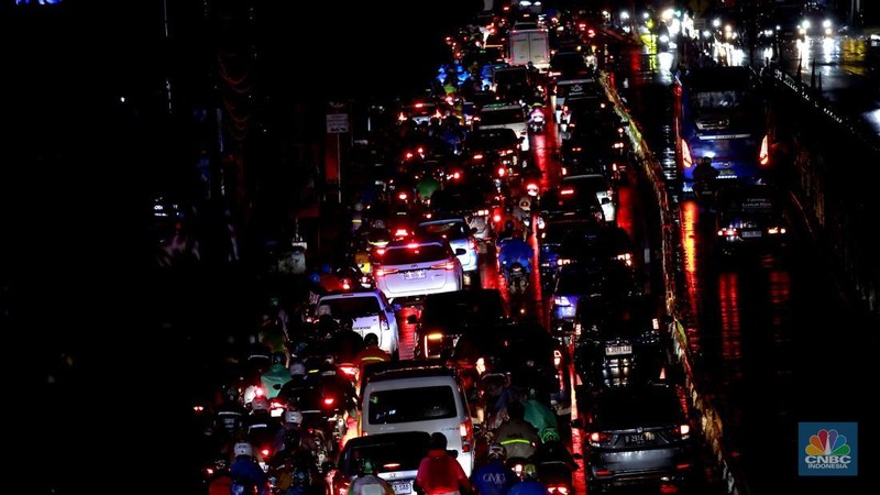 Sejumlah kendaraan menerobos hujan saat jam pulang kerja di Kawasan Mampang Prapatan, Jakarta. Senin, (11/11/2024). (CNBC Indonesia/Muhammad Sabki)