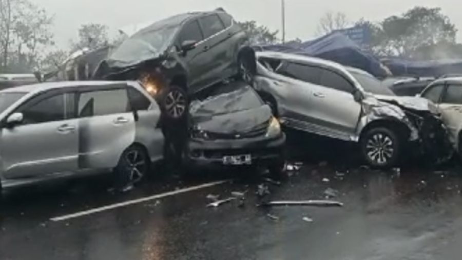 Suasana kecelakaan di Tol Cipularang, Jawa Barat, Senin (11/11/2024). (Istimewa)