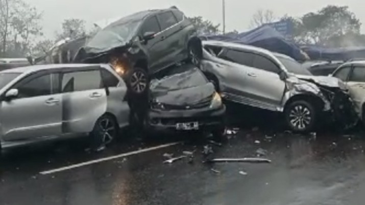 Suasana kecelakaan di Tol Cipularang, Jawa Barat, Senin (11/11/2024). (Istimewa)