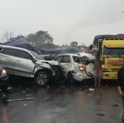 Horor Tabrakan di Tol Cipularang, Mobil Bertumpuk dan Ringsek Parah