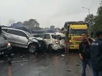 Horor Tabrakan di Tol Cipularang, Mobil Bertumpuk dan Ringsek Parah