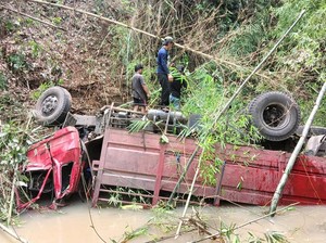 Truk Muat Koral Terjun ke Sungai Blitar, 2 Orang Tewas-3 Luka
