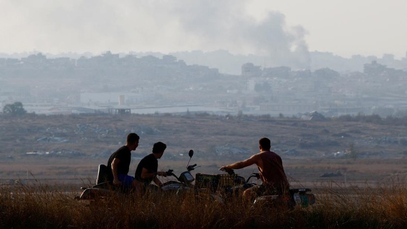 Warga Israel melihat Gaza utara dari sudut pandang dekat perbatasan, di tengah konflik yang sedang berlangsung di Gaza antara Israel dan Hamas, seperti yang terlihat dari Israel, 9 November 2024. (REUTERS/Amir Cohen)