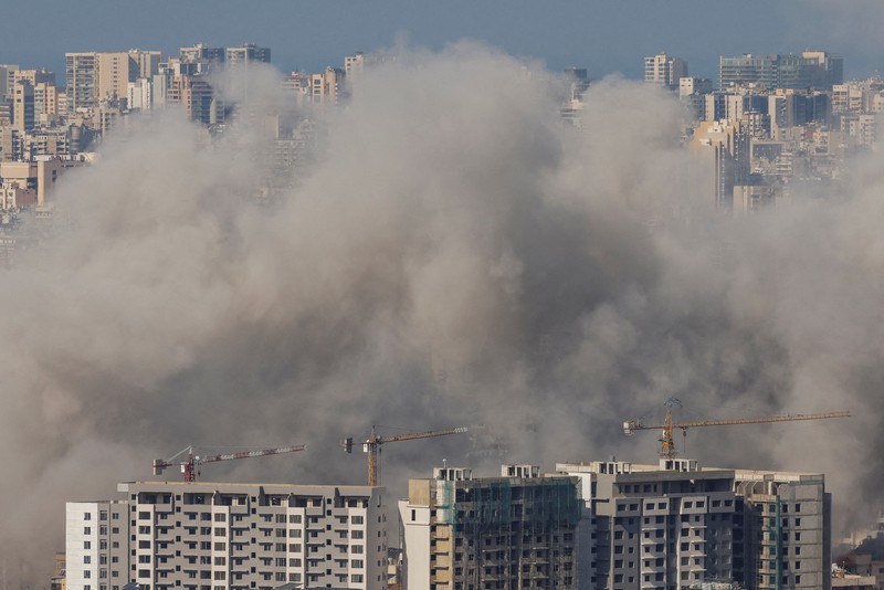 Asap mengepul di atas pinggiran selatan Beirut, setelah serangan Israel, di tengah permusuhan yang sedang berlangsung antara Hizbullah dan pasukan Israel, seperti yang terlihat dari Baabda, Lebanon 12 November 2024. (REUTERS/Adnan Abidi) Asap mengepul di atas pinggiran selatan Beirut, setelah serangan Israel, di tengah permusuhan yang sedang berlangsung antara Hizbullah dan pasukan Israel, seperti yang terlihat dari Baabda, Lebanon 12 November 2024. (REUTERS/Adnan Abidi)