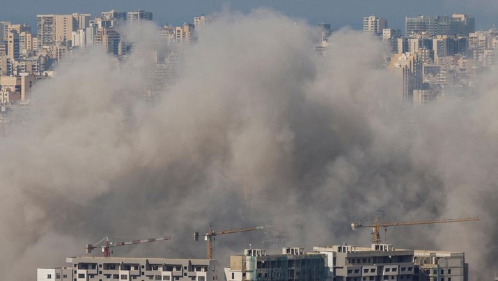 Asap mengepul di atas pinggiran selatan Beirut, setelah serangan Israel, di tengah permusuhan yang sedang berlangsung antara Hizbullah dan pasukan Israel, seperti yang terlihat dari Baabda, Lebanon 12 November 2024. (REUTERS/Adnan Abidi)