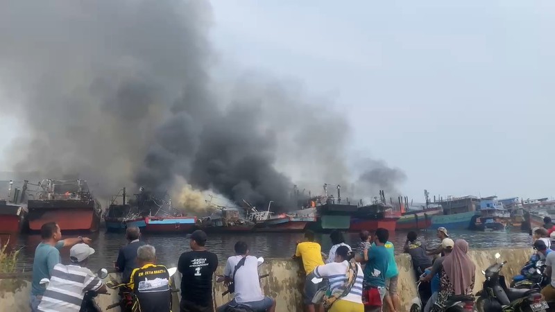 Belasan kapal nelayan di lokasi tambat labuh wilayah Panjang Wetan, Kecamatan Pekalongan Utara, terbakar sejak dini hari, Selasa (12/11/2024) pagi. Belasan kapal nelayan di lokasi tambat labuh wilayah Panjang Wetan, Kecamatan Pekalongan Utara, terbakar sejak dini hari, Selasa (12/11/2024) pagi. (Dok. Detikcom/Robby Bernardi)