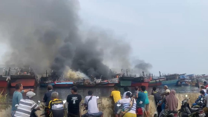 Belasan kapal nelayan di lokasi tambat labuh wilayah Panjang Wetan, Kecamatan Pekalongan Utara, terbakar sejak dini hari, Selasa (12/11/2024) pagi. (Dok. Detikcom/Robby Bernardi)