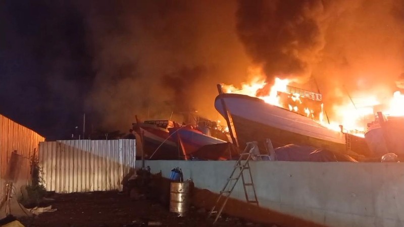 Belasan kapal nelayan di lokasi tambat labuh wilayah Panjang Wetan, Kecamatan Pekalongan Utara, terbakar sejak dini hari, Selasa (12/11/2024) pagi. (Dok. Detikcom/Robby Bernardi)