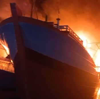 Merah Membara! Penampakan Belasan Kapal Nelayan di Pekalongan Terbakar
