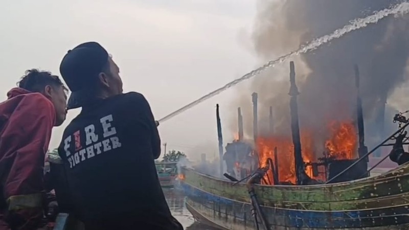 Belasan kapal nelayan di lokasi tambat labuh wilayah Panjang Wetan, Kecamatan Pekalongan Utara, terbakar sejak dini hari, Selasa (12/11/2024) pagi. Belasan kapal nelayan di lokasi tambat labuh wilayah Panjang Wetan, Kecamatan Pekalongan Utara, terbakar sejak dini hari, Selasa (12/11/2024) pagi. (Dok. Detikcom/Robby Bernardi)