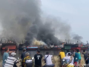 Belasan Kapal Nelayan Terbakar di Pekalongan