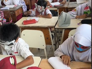 Cerita Guru di Surabaya Viral Cegah Murid Nyontek dengan Ulangan Pakai Topeng