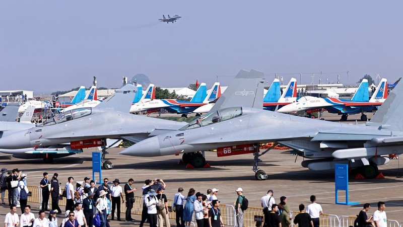 China menggelar acara pameran alutsista militer bernama Airshow China 2024 di Kota Zhuhai pada Selasa (12/11) siang waktu setempat. (REUTERS/Tingshu Wang)