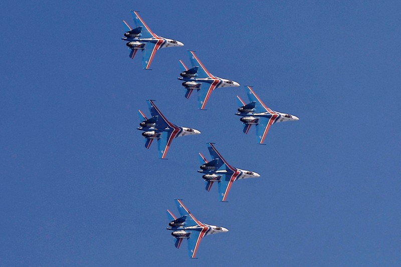China menggelar acara pameran alutsista militer bernama Airshow China 2024 di Kota Zhuhai pada Selasa (12/11) siang waktu setempat. (REUTERS/Tingshu Wang)