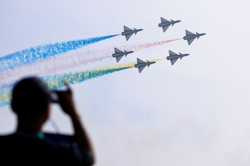 China menggelar acara pameran alutsista militer bernama Airshow China 2024 di Kota Zhuhai pada Selasa (12/11) siang waktu setempat. (REUTERS/Tingshu Wang) China menggelar acara pameran alutsista militer bernama Airshow China 2024 di Kota Zhuhai pada Selasa (12/11) siang waktu setempat. (REUTERS/Tingshu Wang)