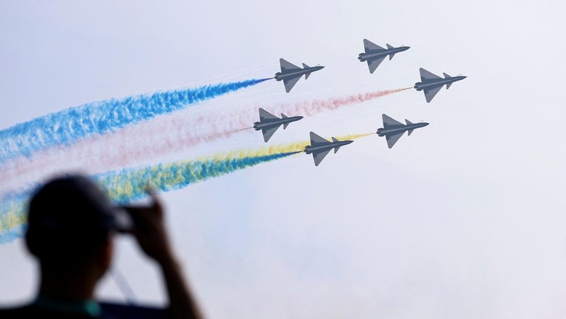 China menggelar acara pameran alutsista militer bernama Airshow China 2024 di Kota Zhuhai pada Selasa (12/11) siang waktu setempat. (REUTERS/Tingshu Wang)