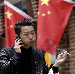Buset! Orang China Merokok Sampai 2,44 Triliun Batang Setahun