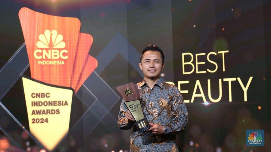Founder & CEO DRW Skincare, Wahyu Triasmara menerima penghargaan Top Beauty Shop Performance kategori Best Beauty dalam Road To CNBC Indonesia Awards 2024 di Studio CNBC Indonesia, Selasa (12/11/2024). (CNBC Indonesia/Tias Budiarto)