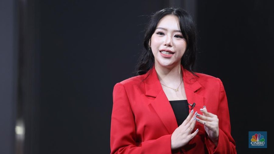 Founder & CEO Holigrels, Michelle Arnetha Yolanda memberikan pemaparan dalam Road To CNBC Indonesia Awards 2024 di Studio CNBC Indonesia, Selasa (12/11/2024). (CNBC Indonesia/Tias Budiarto)