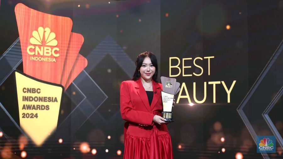 Founder & CEO Holigrels, Michelle Arnetha Yolanda menerima penghargaan Pioneering Personalization and Innovation in Fragrance Experience kategori Best Beauty dalam Road To CNBC Indonesia Awards 2024 di Studio CNBC Indonesia, Selasa (12/11/2024). (CNBC Indonesia/Tias Budiarto)