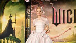 Ariana Grande Berkilauan di Premier Wicked, Gaun Bertabur 50.000 Kristal