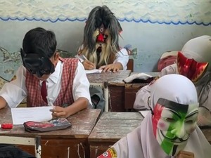 Viral Guru di Surabaya Cegah Murid Menyontek, Pakai Topeng Saat Ulangan