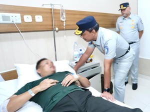 Dirut Jasa Raharja Jenguk Korban Tabrakan Tol Cipularang di RS Abdul Rajak