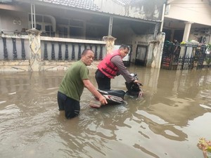 350 Keluarga Masih Terdampak Banjir Akibat Tanggul Jebol di Pondok Aren