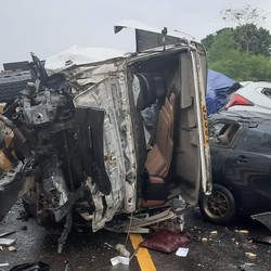 Detik-Detik Kecelakaan Beruntun Tol Cipularang, Mobil Penyok-Bertumpuk